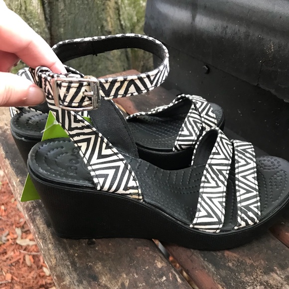 crocs leigh graphic wedge